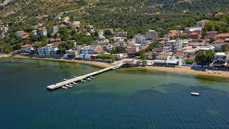 <p><strong>2. Çınarlı</strong></p>
<p>Torosların eteklerinde bulunan Çınarlı Köyü, tarih ve doğanın ahenkle birleştiği ender yerlerden biri. Osmanlı döneminden kalan yapıları ve geleneksel köy evleri, ziyaretçilere zamanda bir yolculuk yapma hissi veriyor. Aynı zamanda, köyün çevresindeki yaylalar ve patikalar, trekking tutkunları için ideal.</p>
<p><strong>3. Ormana</strong></p>
<p>Şehrin gürültüsünden uzakta, sükûnetiyle bilinen Ormana Köyü, "Dünya’dan kopup geldim" demek isteyenlerin uğrak noktalarından biri. Bu köyde bulunan tarihi “Dütşedi Evleri”, yüzlerce yılı aşkın yaşıyla mimari harikaları andırıyor. Ormana’da ayırca, tüm ihtiyaçlarını yerel üretimden karşılayan insanların hikayelerine tanık olabilirsiniz.</p>