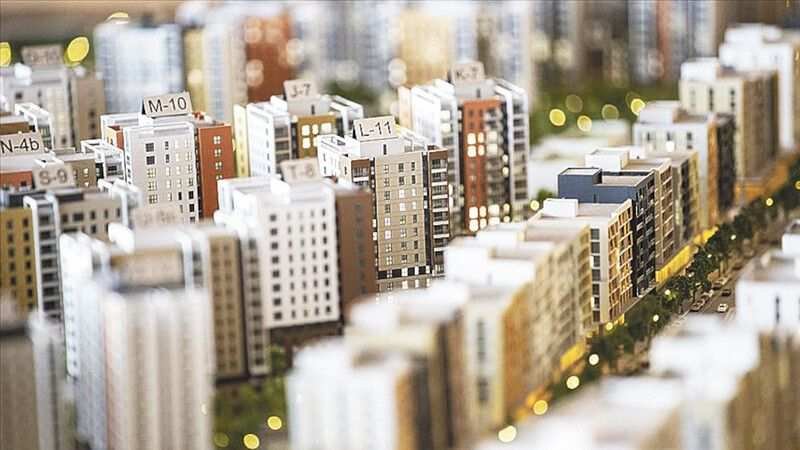 <p>Suriyelilerin yoğun yaşadığı bölgelerden biri olan Zeytinburnu'ndaki Suriyelilere de soruldu. Mikrofon uzatılan bir Suriyeli, "Kesinlikle döneceğim, tabii canım," derken bir başkası, "İki hafta sonra, üç hafta sonra döneceğim," ifadelerini kullandı. Bir başkası ise, "İş var mesela. Elektrik gelecek Suriye, çok iş var," şeklinde konuştu. Başka bir Suriyeli, "Bırakıyorum gidiyorum. Her şeyi, eşyalar bırakıyorum gidiyorum inşallah," dedi.</p>
<p><br />Yılmaz, "Suriyelinin 20 bin lira kira verdiği yerde ortalama 13 bin TL - 14 bin TL'ye düşecek. 12 bin TL - 13 bin TL verdiği kirada da 8 bin TL, 9 bin TL'ye düşecek," ifadelerini kullandı. Suriyeli kiracısı olan bir ev sahibi, Suriyeli kiracısının evi boşalttığını söyleyip bugün başka bir Türk kiracıya evi kiraya vereceğini anlattı. Ev sahibi, "Kiralar düştü. Yani 25 bin düşünüyordum, şimdi 20 bine verdim," dedi.</p>
<p>BU İLÇELER ETKİLENECEK</p>
<p>ATV Haber'de yer alan habere göre İstanbul Emlakçılar Odası Başkanı Nizamettin Aşa, "Suriyeliler gidiyor artık. Kiralık ev sayısı fazlalaşıyor şu anda. Fatih başta olmak üzere Bağcılar, Esenyurt, Bahçeşehir, Avcılar kısmen Gaziosmanpaşa bu ilçeler etkilenecek," dedi. Aşa, "Yüksek bedelli kiralar ödenmeyeceği için veya bunu kabul eden kiracılar azalacağı için ev adedi de arz adedi de çoğalacağı için de kiralarda bir düşüş bekliyoruz," ifadelerini kullandı.</p>
<p>Antalya'da da kış sezonun gelmesiyle beraber kira fiyatlarında 3 ila 5 bin TL arasında indirim oldu.</p>