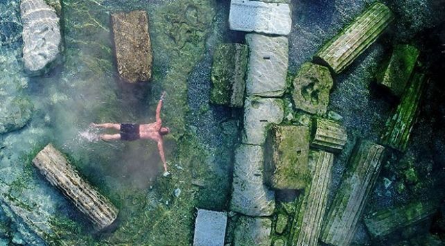 <p><strong>2. Kurşunlu Kaplıcaları</strong></p>
<p>Kurşunlu Şelalesi yakınlarında yer alan bu bölge, hem doğa yürüyüşleri hem de mineralli su kaynaklarından yararlanma imkânı sunuyor. Şifalı sular, özellikle kas ve eklem ağrılarından şikayetçi olanlara öneriliyor.</p>
<p><strong>3. Manavgat Şifa Suları</strong></p>
<p>Manavgat bölgesindeki mineralli su kaynakları, sindirim sistemi sorunlarına iyi gelmesiyle biliniyor. Özellikle burada yer alan sıcak su kaynakları, termal terapi arayanlar için birebir.</p>