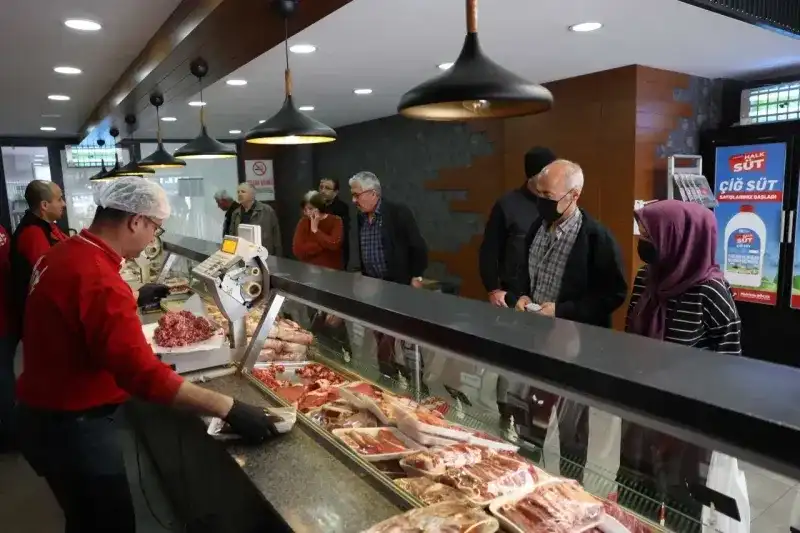 <p><strong>KİMLER HALK KART ALABİLİR?</strong></p>
<p>Alanya Belediyesi sınırları içerisinde ikamet eden, T.C. kimlik numarasına kayıtlı vatandaşlar, Alanya’da eğitim gören ve Belediye’nin ‘Kampüs Alanya’ mobil uygulamasına kayıtlı üniversite öğrencileri, Alanya’da ikamet tezkeresi bulunan ve kendilerine Yabancı Kimlik Numarası verilmiş olan yerleşik yabancılar ‘Halk Kart’ alabilecek. Vatandaşlar detaylı bilgi ve sıkça sorulan sorular için Alanya Belediyesi adresini ziyaret edebilir veya 444 82 07 numaralı hattı arayabilir.</p>