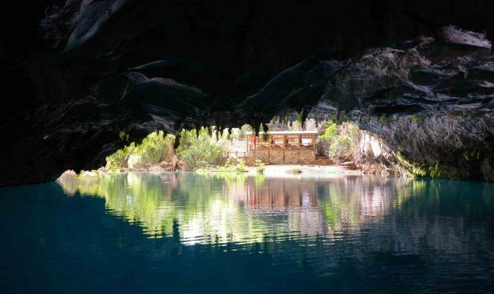 <p><strong>6. Düdensuyu Mağarası</strong></p>
<p>Antalya’nın Kepez ilçesinde bulunan bu mağara, etkileyici sarkıt ve dikitleriyle tam bir doğa harikası. Mağaranın serin atmosferinde dolaşırken kendinizi farklı bir dünyada hissedeceksiniz.</p>
<p><strong>7. Uçansu Şelalesi</strong></p>
<p>Serik ilçesinde saklı kalan bu şelale, yemyeşil bir bitki örtüsü ve serinleten sularıyla ziyaretçilerini kendine hayran bırakıyor. Kalabalıktan uzak bir hafta sonu kaçamağı için ideal.</p>