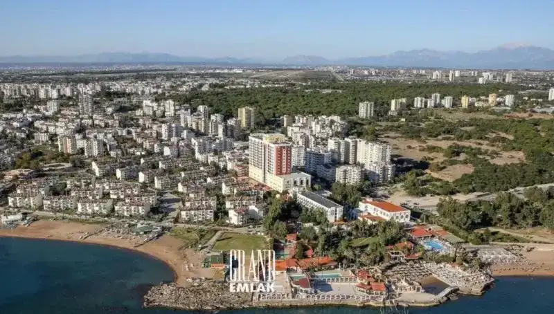 <p><strong>3. Muratpaşa – Güzeloba Mahallesi</strong></p>
<p>Lara bölgesine yakınlığıyla bilinen Güzeloba Mahallesi, hem merkezi konumu hem de lüks konut projeleriyle dikkat çekiyor. Özellikle geniş caddeleri ve siteleşme alanları sayesinde Antalya’nın en büyük mahallelerinden biri olarak göze çarpıyor. Yaz-kış hareketliliği devam eden Güzeloba, sosyal olanaklar açısından oldukça zengin.</p>
<p><strong>4. Kepez – Şafak Mahallesi</strong></p>
<p>Kepez’in hızla büyüyen mahallelerinden biri olan Şafak, geniş yüzölçümü ve son yıllardaki modern yapılaşma ile listede yer alıyor. Özellikle orta gelirli aileler için uygun yaşam alanları sunması, bu mahalleyi cazip kılıyor. Bölgede park ve eğitim alanlarının fazla olması da dikkat çeken özelliklerden biri.</p>