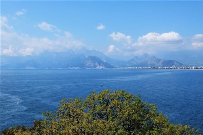 <p><strong>2. Tavlı</strong></p>
<p>Antalyalılar için "güneşte fazla kalmış, bronzlaşmış" anlamına gelir. Özellikle sahil kenarında çok duyarsınız.</p>
<p>Örnek:<br />– “Kanka, ne yaptın sen? Tavlı gibi olmuşsun!”</p>
<p><strong>3. Gurcala</strong></p>
<p>Yavaş hareket eden, acele etmeyen anlamına gelir. Bazen hafif serzeniş içeren bir tonla da kullanılabilir.</p>
<p>Örnek:<br />– “Hadi goca, gurcala gurcala gittik mi yetişemeyiz!”</p>
<p><strong>4. Yörük çadırı</strong></p>
<p>Antalya’da restoran ya da kahvaltı mekânı olarak kullanılan bir terimdir. “Kahvaltıya nereye gidelim?” diye soran birine, “Hadi bir Yörük çadırına gidelim” cevabı verilebilir.</p>