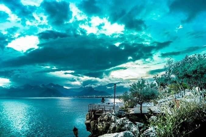 <p><strong>5. Zapturapt altına almak</strong><br />Bir şeyi kontrol altına almak anlamında kullanılır.</p>
<p>Örnek:<br />– “Goca, şu çocukları biraz zapturapt altına al, kafam şişti!”</p>
<p><strong>6. Gıran girdi</strong><br />Antalyalılar, bir şeyin içine başka bir şey karıştığında ya da bir iş yolunda gitmediğinde bu tabiri kullanır.</p>
<p>Örnek:<br />– “Denize gitmeye niyetlendik ama yağmur yağdı, gıran girdi işimize!”</p>
<p><strong>7. Keyfekeder</strong><br />Rahatına düşkün, umursamaz tavırlar sergileyen insanlar için söylenir.</p>
<p>Örnek:<br />– “Adam keyfekeder yaşıyor, umrunda bile değil hiçbir şey.”</p>
<p><strong>8. Gancağız</strong><br />Sevimli ya da zavallı anlamında kullanılır.</p>
<p>Örnek:<br />– “O kediye çok üzüldüm gancağız, aç kalmış.”</p>
<p><strong>9. Cıngar çıkarmak</strong><br />Bir olay karşısında büyük tepki göstermek, kavga çıkarmak anlamına gelir.</p>
<p>Örnek:<br />– “Dün sahilde otopark yüzünden adamlar cıngar çıkardı.”</p>
<p><strong>10. Pırpız</strong><br />Saçı başı dağınık, özensiz anlamında kullanılır.</p>
<p>Örnek:<br />– “Sen bu pırpız hâlinle nereye gidiyorsun?”</p>