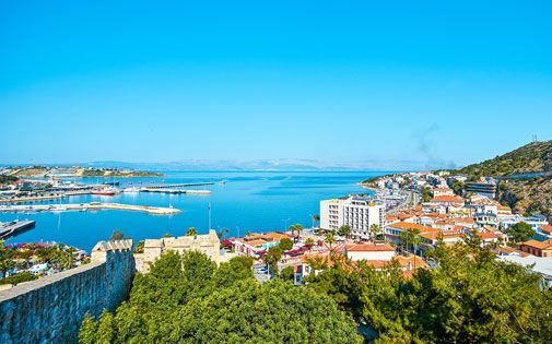 <p>Gazipaşa: Antalya’nın en doğusunda yer alan Gazipaşa, coğrafi konumu gereği iftarı ilk açan ilçe olarak dikkat çekiyor. Güneşin merkez ilçeye göre daha erken batması nedeniyle, Ramazan ayı boyunca iftar vakti burada birkaç dakika öne çekiliyor.</p>
<p>Alanya: Gazipaşa’nın hemen batısında yer alan Alanya da iftarı erken açan ilçelerden biri. Deniz seviyesine yakın yerleşim alanları nedeniyle güneşin batışı burada da Antalya merkeze göre daha erken gerçekleşiyor.</p>
<p>Gündoğmuş: Antalya’nın yüksek rakımlı ilçelerinden biri olan Gündoğmuş da doğu bölgesinde yer aldığı için, iftar vaktinde Gazipaşa ve Alanya ile benzer bir saate sahip.</p>
<p><strong>Kaş ve Kemer’de İftar Geç Başlıyor!</strong></p>
<p>Antalya’nın batısında yer alan Kaş ve Kemer ilçeleri ise iftarı en geç açan yerler arasında. Güneşin batış saatinin batıya gittikçe uzaması nedeniyle, burada yaşayanlar birkaç dakika daha fazla oruç tutuyor.</p>