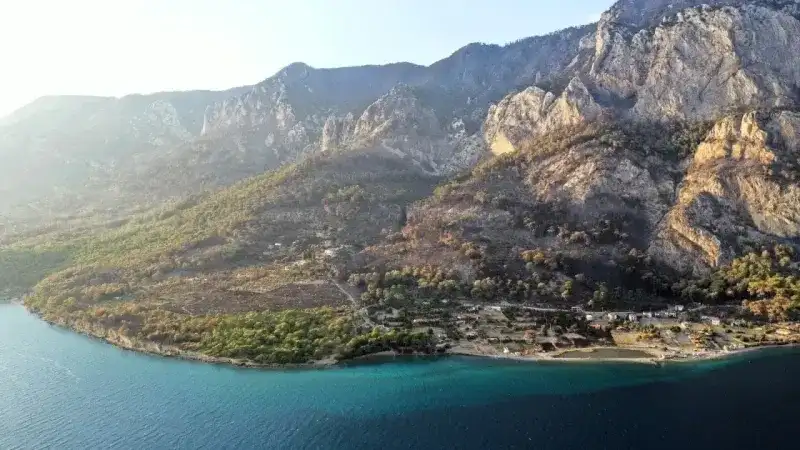 <p><strong>5. Hooğ</strong><br />Bir şeyi anlatırken vurguyu artırmak için kullanılır.</p>
<p>Örnek:<br />– “Hooğ, sabahın köründen beri çalışıyorum, yoruldum gari!”</p>
<p><strong>6. Çekiştirip durma</strong><br />Sürekli bir şey hakkında konuşmayı ya da dedikodu yapmayı bırak anlamına gelir.</p>
<p>Örnek:<br />– “Hadi kız çekiştirip durma, yemeğini ye!”</p>
<p><strong>7. Cındır</strong><br />İnce, dayanıksız ya da zayıf şeyler için söylenir.</p>
<p>Örnek:<br />– “Şu sandalyeye oturma, cındır gibi, kırılır valla!”</p>
<p><strong>8. Güdük</strong><br />Tam gelişmemiş, kısa veya eksik şeyler için kullanılır.</p>
<p>Örnek:<br />– “Şu ağaca bak, güdük kalmış!”</p>
<p><strong>9. Ennek</strong><br />Haylaz, yaramaz çocuklar için söylenir.</p>
<p>Örnek:<br />– “Şu ennek çocuğu biraz oyalasan, kafam şişti!”</p>
<p><strong>10. Gıdı Gıdı</strong><br />Muğla’da küçük tren ya da ufak taşıtlar için kullanılan sevimli bir kelimedir.</p>
<p>Örnek:<br />– “Hadi Gıdı Gıdı’ya binelim de çarşıya gidelim!”</p>