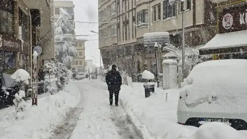 <p>Antalya merkeze en son kar yağan tarih birçok kişi tarafından merak edildi. Arama motorları üzerinde vatandaşlar ''Antalya'ya kar en son ne zaman yağdı?'' sorusunun yanıtı araştırılmaya başlandı. Peki Antalya'da kar en son ne zaman yağdı? </p>