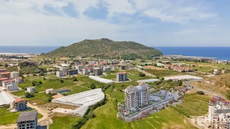 <p><strong>Gazipaşa</strong></p>
<p>Alanya’ya komşu olan Gazipaşa, henüz yoğun yapılaşmadan uzak, sakin yapısıyla dikkat çekiyor. Sahil boyunca uzanan yeşil alanlar ve dağlık arka plan, temiz hava sirkülasyonuna katkı sağlıyor.</p>
<p><strong>Elmalı</strong></p>
<p>Toroslar’ın zirvesine yakın konumda bulunan Elmalı, Antalya’nın yayla karakterli ilçesi. Serin iklimi, düşük nem oranı ve çam ormanlarıyla birleşince adeta doğal bir hava filtreleme sistemi sunuyor. Yıl boyunca stabil kalan düşük kirlilik oranlarıyla öne çıkıyor.</p>