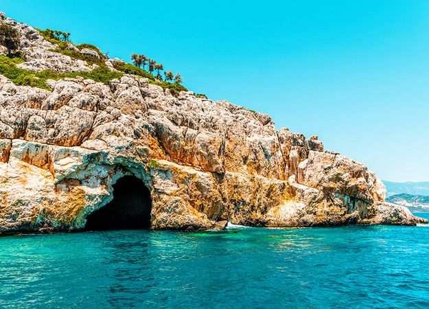 <p>Gazipaşa’da adını tarihî Selinus Antik Kenti'nden alan Kral Koyu, ilçenin en çok saklanan sırrı olabilir. Ulaşımı biraz zahmetli olsa da, bu koyun berrak denizi, kayalık kıyıları ve el değmemiş doğası ziyaretçilerine adeta bir tablo sunuyor.</p>
<p>Koy, yüzmek isteyenlerin yanı sıra dalış meraklıları için de oldukça cazip. Deniz altı yaşamı oldukça zengin ve su altı görüş mesafesi son derece yüksek. Üstelik burada şezlong ve gürültü yok; sadece siz, doğa ve Akdeniz’in huzur veren sesi var.</p>