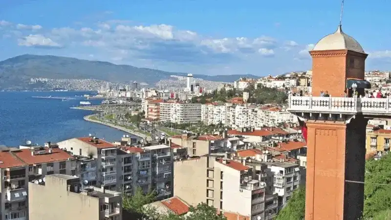 <p>​<span class="relative -mx-px my-[-0.2rem] rounded-sm px-px py-[0.2rem]">İzmir'de kira fiyatlarının en düşük olduğu ilçeler arasında Kınık ve Kiraz öne çıkmaktadır.</span> <span class="relative -mx-px my-[-0.2rem] rounded-sm px-px py-[0.2rem]">Kınık ilçesinde ortalama kira fiyatı yaklaşık 10.250 TL iken, Kiraz ilçesinde bu rakam yaklaşık 10.598 TL olarak öne çıktı. </span></p>