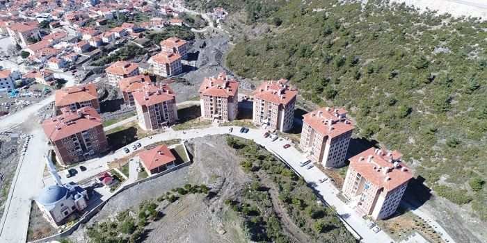 <p><strong>Yatağan ve Kavaklıdere: Tahıl ve Hayvancılığın Toprakları</strong></p>
<p>Muğla’nın iç kesimlerinde yer alan Yatağan ve Kavaklıdere, özellikle tahıl üretimi ve hayvancılıkla öne çıkıyor. Kalkerli yapıya sahip bu topraklarda arpa ve buğday yetiştiriciliği yapılırken, geniş mera alanları hayvancılığı destekliyor.</p>
<p><strong>Menteşe: Geleneksel Üretimin Merkezi</strong></p>
<p>Muğla'nın merkez ilçesi Menteşe, geçmişten bugüne gelen geleneksel üretim kültürünü sürdürüyor. İncir, zeytin, kestane ve bal üretimiyle bilinen bölge, aynı zamanda organik tarımın yaygınlaştığı bir merkez konumunda.</p>