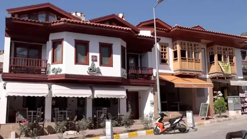 <p>Muğla, aktif fay hatlarının geçtiği bir bölgede yer alıyor. Bu nedenle deprem riski yüksek iller arasında sayılıyor. Yüksek katlı yapılaşmanın, zayıf zeminli alanlarda ciddi riskler doğurabileceği bilinciyle hareket eden yerel yönetimler, düşük yoğunluklu ve yapı güvenliğini önceleyen planlamaları benimsiyor.</p>
<p>Jeolojik yapı dikkate alınarak yapılan planlamalarda, kat sınırı sadece estetik kaygılarla değil, aynı zamanda can güvenliği gözetilerek de belirleniyor.</p>
<p>Bodrum, Milas, Datça ve Menteşe gibi ilçelerde Osmanlı ve erken Cumhuriyet döneminden kalma yerleşimlerin bulunduğu bölgelerde, sit alanı statüsüne sahip çok sayıda mahalle bulunuyor. Bu bölgelerde herhangi bir yapı değişikliği Kültür ve Tabiat Varlıklarını Koruma Kurulu’nun iznine tabi.</p>
<p>Geleneksel mimariyle uyumlu olmayan yüksek katlı yapılar, yerel kültürle çeliştiği için hem kamuoyunda hem de uzman çevrelerde tepkiyle karşılanıyor. Bu nedenle, yeni yapılarda da estetik açıdan çevreyle uyumlu ve yatay düzlemde yayılan projeler tercih ediliyor.</p>