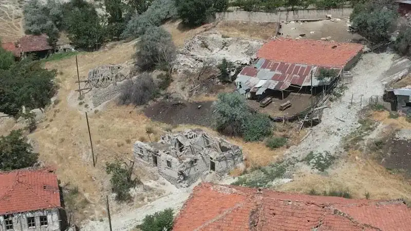 <p>Satırlı Köyü, cin ve perilerin görüldüğü iddia edilen gizemli yerlerden birisi olarak biliniyor. Şatırlı köyünü ziyaret etmek isteyen birçok içerik üreticisi buraya gelerek videolar çekiyor ve içerik üretiyor. </p>