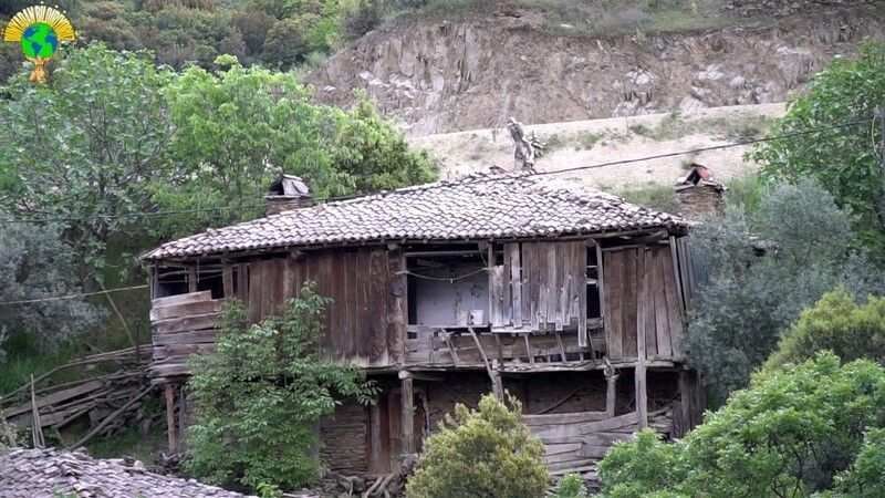 <p><span>Köydeki terk edilmiş caminin kubbesi, her yapıldığında ertesi gün bilinmeyen bir sebeple yıkılmış, parçalanmış ya da kaybolmuş olarak görülürken buradan geçenlerin söylediklerine göre bu köyde çoğu zaman cinler göründüğü iddia ediliyor. </span></p>