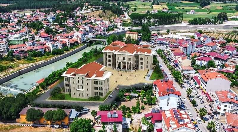 <p><strong>Köyceğiz ve Ortaca: Narenciye Cenneti</strong></p>
<p>Dalaman Çayı ve Köyceğiz Gölü’nün çevresindeki topraklar, Muğla’nın narenciye deposu olarak biliniyor. Ortaca ve Köyceğiz, mikroklima etkisi sayesinde özellikle portakal, limon, mandalina ve nar üretiminde oldukça verimli. Aynı zamanda sebze ve örtü altı tarım da bölgede yaygın olarak yapılıyor.</p>
<p><strong>Seydikemer: Saklı Tarım Vadisi</strong></p>
<p>Fethiye'nin doğusunda yer alan Seydikemer, son yıllarda seracılığın hızla geliştiği bölgelerden biri haline geldi. Toprağın su tutma kapasitesi yüksek, tarım arazileri geniş ve düz. Domates, biber, patlıcan gibi ürünlerde bölge üretimde söz sahibi olmaya başladı. Yayla tarımıyla da dikkat çekiyor.</p>