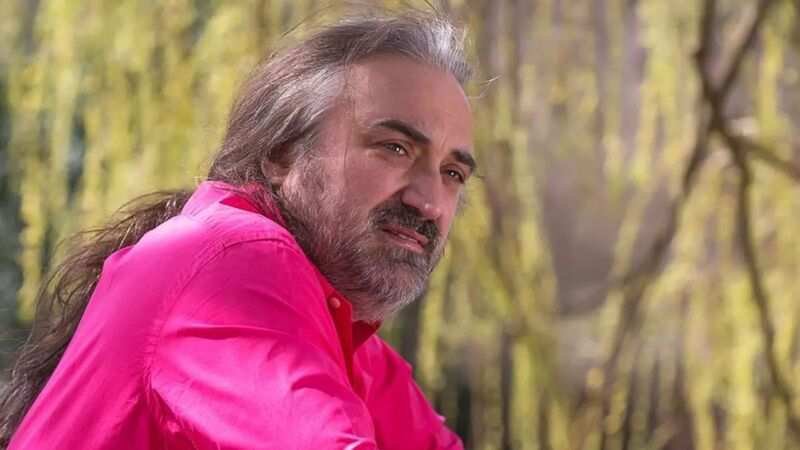 <p>Volkan Konak'ın ölümündeki ihmal iddialarına ilk müdahaleyi yapan Göğüs Cerrahi Uzmanı Prof. Dr. Celalettin Kocatürk yanıt verdi. Kocatürk, "Ailesini üzmemek ve incitmemek adına çok detay vermek istemiyorum ama kamuoyunda 'pisi pisine öldü' gibi bir algı var. Öyle bir durum olmadığını belirtmek isterim." dedi.</p>