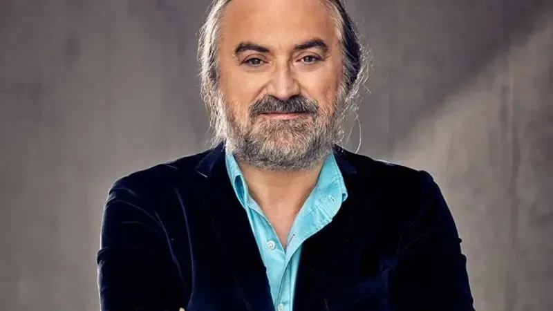 <p>Ramazan Bayramı'nın birinci günü Kuzey Kıbrıs Türk Cumhuriyeti'nde bir otelde sahne aldığı esnada fenalaşarak hayatını kaybeden sanatçı Volkan Konak'a ilk müdahaleyi yapan Göğüs Cerrahi Uzmanı Prof. Dr. Celalettin Kocatürk "Neler Oluyor Hayatta" programında açıklamalarda bulundu. </p>