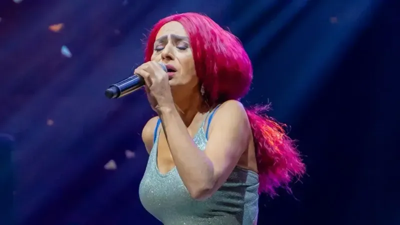 <p><span>Çizgi roman ve belgesel tutkusu olduğunu anlatan Yıldız Tilbe, en çok Teksas, Tommiks ve Zagor'u sevdiğini söyledi. Yıldız Tilbe, "Hayvanlar alemi hep ilgimi çekmiştir. Mesela kirpiyi çok severim ve onu kendime benzetirim. Kirpi de benim gibi yalnız yaşamayı ve geceleri seviyor" ifadelerini kullandı.</span></p>