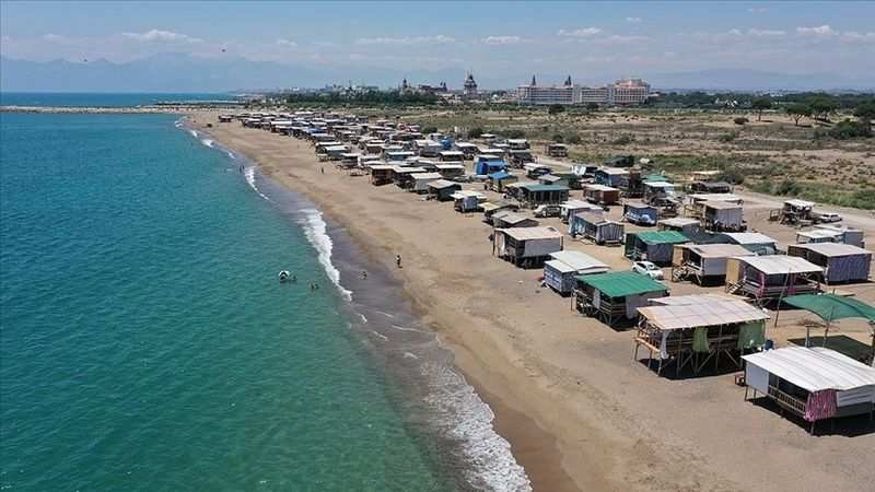 <p>Aksu, Antalya'nın en eski yerleşim alanlarından biri olmasına rağmen, turizmden ve sanayiden beklenen katkıyı tam olarak alamıyor. İlçede sanayi kuruluşlarının sayısı sınırlı, büyük oteller ve tatil köyleri gibi turistik yatırımlar da diğer ilçelere kıyasla çok daha az. Bunun yanı sıra, Aksu'nun ulaşım altyapısının yetersizliği, bölgedeki ekonomik canlılığı olumsuz etkiliyor.</p>
<p>Sosyal alanda da eksiklikler gözlemleniyor. Eğitim kurumlarının sayısı az, sağlık hizmetlerine erişim konusunda zorluklar yaşanabiliyor ve iş imkanları da sınırlı kalıyor. Genç nüfusun daha fazla fırsat arayarak büyük ilçelere göç etmesi, Aksu’nun gelişimini daha da zorlaştırıyor.</p>