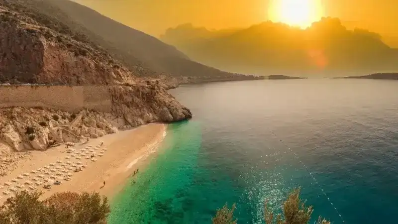 <p> <a href="https://www.antalyahakkinda.com/haberleri/antalya" class="tag-link" title="Tüm Antalya haberleri" target="_blank">Antalya</a>'da evi olan ünlülerin listesi pek çok kişi tarafından merak edildi. Antalya'da evi olduğu bilinen bazı ünlüler şu şekilde yer aldı;</p>
<p data-start="274" data-end="410" class=""><strong data-start="274" data-end="290">Rüştü Reçber</strong>: <span class="relative -mx-px my-[-0.2rem] rounded px-px py-[0.2rem] transition-colors duration-100 ease-in-out">Türk futbolunun efsane kalecilerinden biri olan Reçber, Antalya'nın Korkuteli ilçesinde doğmuştur.</span> <span class="" data-state="closed"></span></p>
<p data-start="414" data-end="551" class=""><strong data-start="414" data-end="431">Burcu Biricik</strong>: <span class="relative -mx-px my-[-0.2rem] rounded px-px py-[0.2rem] transition-colors duration-100 ease-in-out">Başarılı oyuncu, 4 Mayıs 1989'da Antalya'nın Elmalı ilçesinde dünyaya gelmiştir.</span> </p>
<p></p>