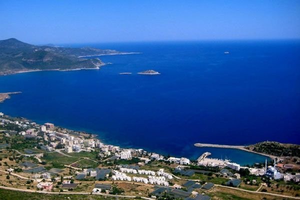 <p><strong>2. Anamur</strong></p>
<p>Mersin’in en güney ucunda yer alan Anamur, yeşilin her tonunu taşıyan doğası ve sakin kıyılarıyla huzur arayanların gözdesi. Kalabalık tatil beldelerinden uzak, sakin plajları, Anemurium Antik Kenti gibi tarihi zenginlikleri ve muz kokulu sokaklarıyla yaşamın yavaş aktığı bir yer.</p>
<p><strong>3. Aydıncık</strong></p>
<p>Mersin’in en az bilinen ama en çok dinginlik sunan ilçelerinden biri olan Aydıncık, maviyle yeşilin birleştiği noktalardan biri. Kalabalık turistik tesisler yerine küçük pansiyonlar, sessiz plajlar ve doğanın sesinden başka bir şey duymayacağınız koylar var. Özellikle Sorgun Yaylası gibi serin noktalarıyla hem yaz hem kış sakinliğin adresi.</p>