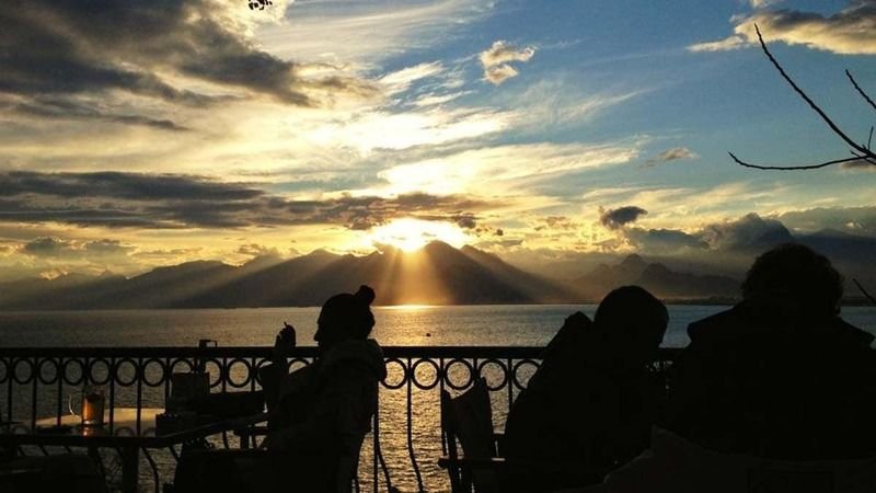 <p><strong>2. Serin Yaylalara Kaçmak</strong></p>
<p>Yaz sıcakları bastırınca, yerli halk yaylaların yolunu tutar. Saklıkent, Feslikan, Gömbe gibi yaylalarda zaman geçirmek Antalyalılar için hem bir serinleme yöntemi hem de sosyal bir gelenek. Mangal yapmak, çadır kurmak ya da sadece doğada dinlenmek burada çok yaygındır.</p>
<p><strong>3. Kaleiçi’nde Gün Batımını İzlemek</strong></p>
<p>Tarihi Kaleiçi sokakları Antalyalılar için sadece turistlik bir alan değil, aynı zamanda bir kaçış noktası. Gün batımında Hıdırlık Kulesi çevresinde oturup denizin kızıllığını izlemek, yerel halkın en çok huzur bulduğu anlardan biridir.</p>