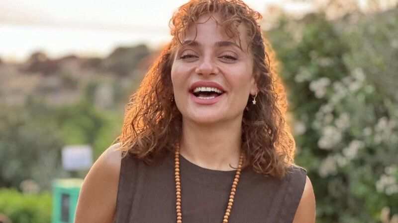 <p>Sanat camiasını ve sevenlerini derinden üzen gelişmeyi Instagram hesabından yaptığı açıklamayla duyuran Balçın, şu ifadelere yer verdi: "4 Mayıs 2025 Pazar gecesi, canımız babamız Abdülkadir Mahmut Balçın'ı kaybettik. Cenazesi salı günü gerçekleşecek. Detayları ayrıca paylaşacağız."</p>
<div class="trc_rbox_container">
<div>
<div id="trc_wrapper_616799969" class="trc_rbox thumbs-mid-a trc-content-sponsored">
<div id="outer_616799969" class="trc_rbox_outer">
<div id="rbox-t2m" class="trc_rbox_div trc_rbox_border_elm">
<div id="internal_trc_616799969">
<div data-item-id="~~V1~~-5176354764443769833~~Jc9OGEp0uq_G3MkY3gXezfbAku6d_RafJkxbxmVqnZoe79Ni-eBnd8iQ4KmvvX-QCoTT_IvWFG7RTbSa_z-XXt3vNQ0XGkcO3wehGNPI4CDOqmnhlcY-eZCiVoW5kVMgCUmHVTncr0v9MwvMapOhw1UNPn5R4LALnJmNgkyu8JmVBPz7hCpqetZz33h1azzgs5hwxnzMqZoDJMq7UuJCJx5ldWfs3u6-Hurg90pUF2w" data-item-title="TERMAL600 Kuponuyla 600 TL İndirim Jolly'de!" data-item-thumb="https://cdn.taboola.com/libtrc/static/thumbnails/04390f2e4a37062ba3f2e53c6d33d15c.jpg" data-item-syndicated="true" class="videoCube trc_spotlight_item origin-undefined textItem thumbnail_top videoCube_1_child syndicatedItem trc-first-recommendation trc-spotlight-first-recommendation trc_excludable">
<div class="thumbBlock_holder"></div>
</div>
</div>
</div>
</div>
</div>
</div>
</div>