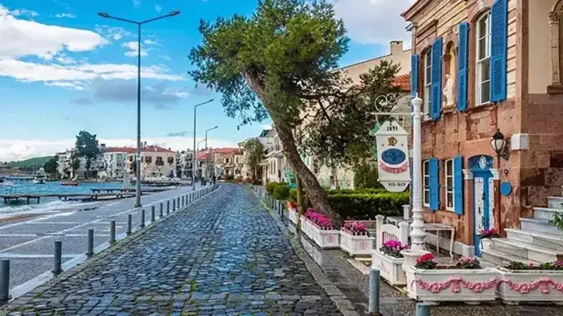 <p><strong>2. Foça</strong></p>
<p>Foça, İzmir’in en eski yerleşim yerlerinden biri olarak, denizle bütünleşmiş sıcak bir atmosfere sahip. Yazın sıcaklıklar oldukça yüksek olmasa da, Foça’nın rüzgar almadığı bazı noktaları özellikle öğle saatlerinde sıcaklığın zirveye çıkmasına neden oluyor. Kışın ise Foça, diğer ilçelere göre nispeten daha ılıman bir havaya sahip. Yaz-kış sıcaklıkların etkisi burada her zaman hissediliyor.</p>
<p><strong>3. Buca</strong></p>
<p>Buca, İzmir’in merkezine en yakın ilçelerden biri olup, şehir yoğunluğunun etkisiyle yaz aylarında oldukça sıcak olabiliyor. Beton yapılar ve yoğun trafiğin oluşturduğu ısı adası etkisi, ilçenin sıcaklıklarının daha yüksek olmasına neden oluyor. Bu da Buca’yı, İzmir’in en sıcak ilçelerinden biri yapıyor.</p>