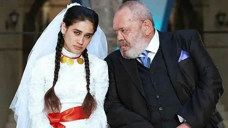 <p><span>Evliliğinin sona ermesinin ardından zor günler geçiren oyuncu, geçimini sağlamak için evlere temizliğe gitmeye başlayan Meltem Miraloğlu düğününe günler kala saldırıya uğradı. </span></p>