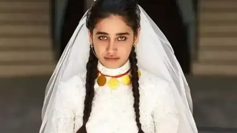 <p>Darp sonucu kaburgaları kırılan oyuncunun, kırıkların akciğerine saplanmasıyla akciğer sönmesi yaşadığı ve cerrahi müdahale ile kurtarıldığı belirtildi. Şu anda hastanede tedavi altında olan Miraloğlu'nun sağlık durumunun iyi olduğu ifade edildi.</p>