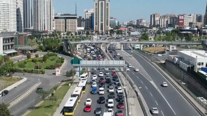 <p><span>En çok rezervasyon Antalya, Bodrum ve İzmir otellerinde yapıldı. Yurt dışında ise Tiran, Podgoritsa ve Priştine şehirleri öne çıktı. Yurt içinde en çok bilet alınan ve en çok otel rezervasyonu yapılan şehir, Antalya oldu. </span></p>