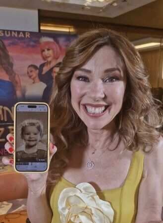 <p><span>4 yaşındaki çocukluk fotoğrafını göstererek yanıt verdi. Hep yanaklı bir çocuk olduğunu belirten Türkay “Aynı gözler, aynı yanaklar… Dolgu yok, estetik yok… Sadece gözaltı torbalarımı aldırdım” dedi.</span></p>