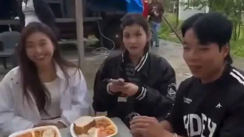 <p>Karavanla Türkiye turuna çıkan sosyal medya fenomeni Aram Solkim, beraberindeki Koreli turist kafilesiyle birlikte Bolu'nun Mudurnu ilçesine bağlı Alaçam köyünde ufak bir mola verdi. </p>