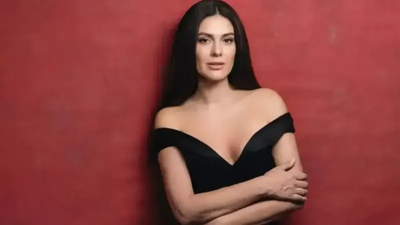 <p><span>Oyuncu, sosyal medya üzerinden yaptığı açıklamada, “Günlerdir bir AI haberinin kâbusunu yaşıyoruz ailecek. Tıklanma uğruna çoluğum çocuğum, </span>aile<span> büyüklerim düşünülmeden, hiç üşenmeden bir görsel hazırlanmış; hastane yatağındayım. Ya siz nasıl mahlûklarsınız?” dedi. </span></p>