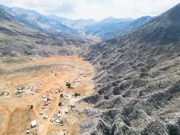 <p>Manavgat’tan her yıl yaylaya çıkan 72 yaşındaki Hasan Arıcı, bu geleneği çocukluğundan beri sürdürdüklerini söylüyor. "Mayıs’tan itibaren peynir ve yağlarımızı obruğa indiririz, ekim-kasım aylarında yayladan dönerken geri alırız. Herkesin ürünü işaretlidir, kimse kimsenin malına dokunmaz," diyor Arıcı.</p>
<p>Yaklaşık 80 hanenin yazı geçirdiği yaylada hayvancılık yapan Yörükler, atalarından kalan bu yöntemi hâlâ sürdürüyor. Bilal Arıcı, kar obruğunda saklanan peynirlerin lezzetinin başka yerde tutmadığını belirterek, "Burası organik bir soğuk hava deposu. Elektrik yok, ama bu obruklar sayesinde tüm gıdalarımızı doğal yollarla koruyabiliyoruz," diye konuşuyor.</p>
<p>Tulum peyniri geleneğini de yaşatan yaylacılar, ürünlerini önceleri deriye basarken, artık bidonlar kullanıldığını ancak gerçek lezzetin hâlâ deri tulumda olduğunu vurguluyor.</p>
<p>Yaylada doğal beslenen keçi ve koyunlardan elde edilen sütlerle yapılan peynir ve yağlar, bu kar obruklarında 3-4 ay bekletildikten sonra pazara iniyor. Torosların serinliğiyle olgunlaşan bu ürünler, hem dayanıklılığı hem de lezzetiyle dikkat çekiyor.</p>