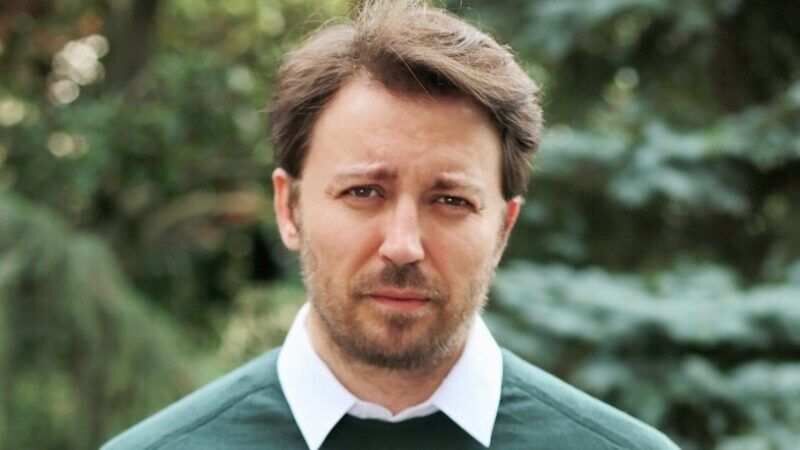 Oyuncu Tolga Güleç ve spiker sevgilisi Öykü Cengiz nişanlandı!