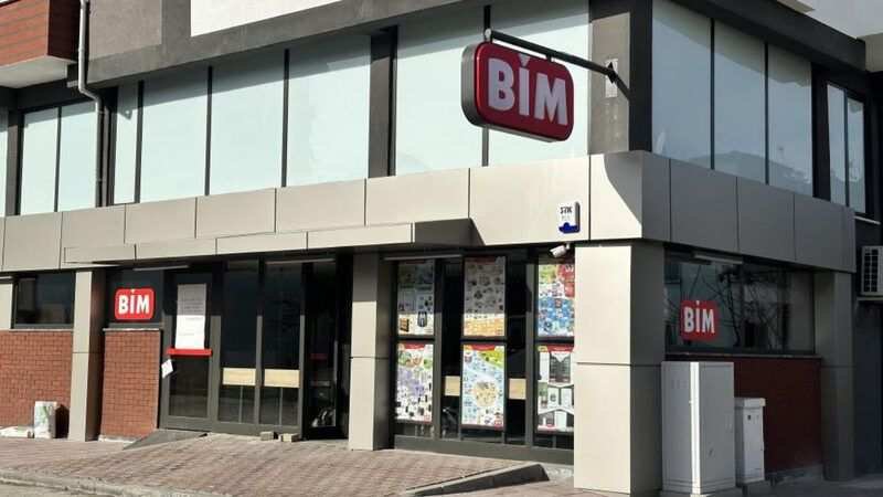 <p>BİM 15 Ağustos 2025 aktüel ürünler kataloğunda yer alan ürünler ve fiyatları şu şekilde yer aldı;</p>
<p>Katlanır Çamaşır Selesi 229 TL</p>
<p>Patates Ezici Narenciye Sıkacağı 219 TL</p>
<p>Ahşap Ayaklı Şeffaf Organizer 209 TL</p>
<p>Rooc Makas Seti 3'lü 99 TL</p>
<p>Rooc Meyve Bıçağı 59 TL</p>
<p>Buz Aküsü 79 TL</p>
<p>Saklama Kabı Seti 159 TL</p>
<p>Çok Amaçlı Kapaklı Kutu 109 TL</p>
<p>Mutfak Gereçleri 59 TL</p>
<p>Silikon Muffin Kabı / Çikolata Kabı 59 TL</p>
<p>Yaylı Masa Örtüsü Kıskacı 4'lü 20 TL</p>
<p>Tek Fiyat Fırça Çeşitleri 27,50 TL</p>
<p>Toz Alma Aparatı 75 TL</p>
<p>Saplı Faraşlı Fırça 79 TL</p>
<p>Pedallı Temizlik Seti 239 TL</p>