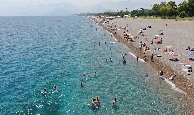 <p>Rüzgar hızı ortalama 17-19 km/saat arasında değişirken, bu hafif esinti sıcaklığın bunaltıcılığını bir nebze azaltacak. Ancak yine de, Antalya sakinleri ve ziyaretçileri, özellikle gece saatlerinde nemin yükselmesi nedeniyle daha dikkatli olmalı.</p>
<p>Meteoroloji uzmanları, 10-12 Ağustos tarihleri arasında sıcaklığın genellikle 26-29 derece aralığında seyredeceğini ve nem oranının zaman zaman yüzde 50’nin üzerine çıkacağını bildiriyor. Bu dönemde, özellikle hassas grupların sıcak havaya karşı tedbirli olması öneriliyor.</p>