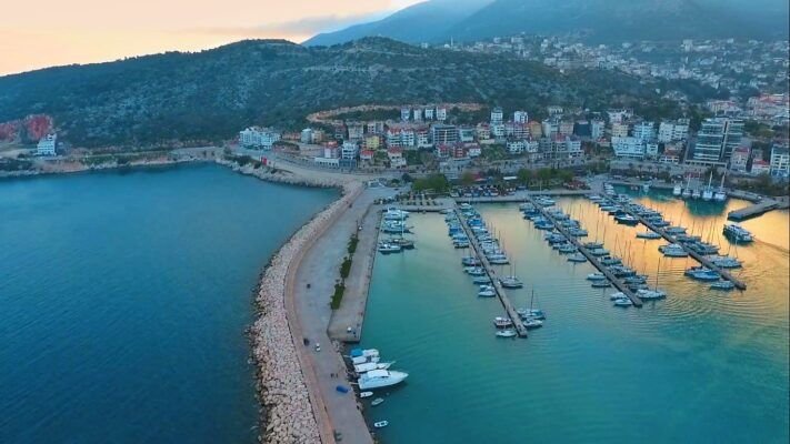 <p>Yapılan değerlendirmelere göre Akseki, Finike ve Kaş ilçeleri, rüzgarın en etkili olduğu bölgeler arasında öne çıktı. Özellikle yaz aylarında sahil kesimlerinde deniz meltemi olarak bilinen rüzgarlar etkisini artırırken, yüksek kesimlerde daha sert hava akımları gözlemleniyor.</p>
<p>Uzmanlar, Antalya genelinde rüzgarın yön ve şiddetinde ilçelere göre farklılıklar yaşandığını belirtiyor. Finike ve Kaş gibi kıyıya yakın bölgelerde yaz aylarında denizden karaya esen rüzgarlar serinlik sağlarken, Akseki gibi dağlık ilçelerde ise daha sert ve değişken rüzgarlar hâkim oluyor.</p>