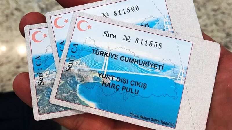 <p>2025 yurt dışı çıkış harcı araştırması sonucu dikkat çekti. Resmi Gazete<span>’de yayımlanan Cumhurbaşkanı kararıyla yurt dışına çıkış harcı 710 liradan 1000 liraya çıkarıldı.</span></p>