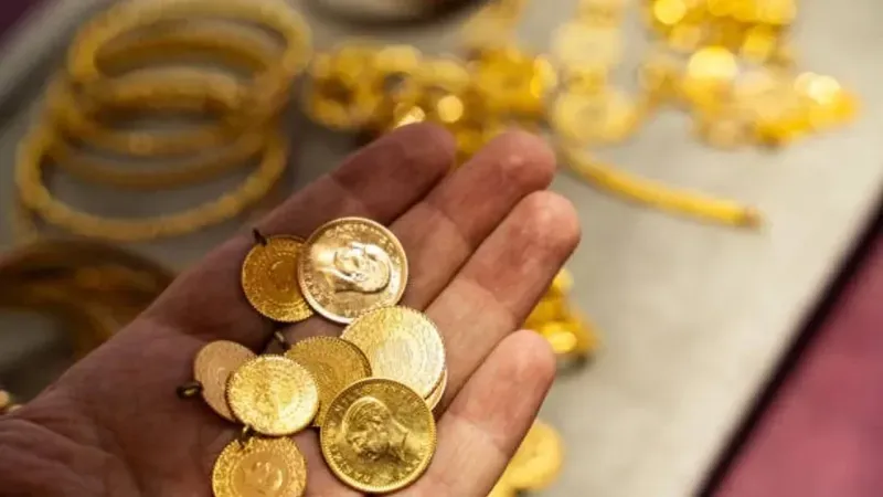 <p>Altın piyasasında yaşanan gelişmeler yatırımcılar tarafından büyük bir merakla araştırılmaya devam ediliyor. Güncel altın fiyatlarına yönelik detaylar vatandaşlar tarafından hızla araştırılmaya devam edilirken detaylar dikkat çekti. </p>