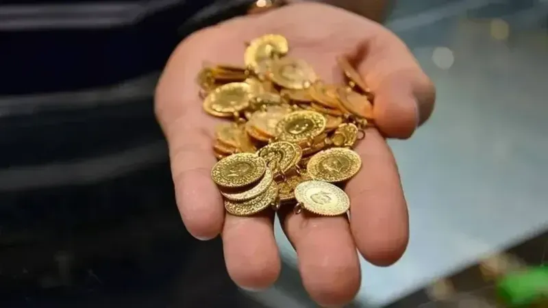 <p><span>Geçen hafta rekor üstüne rekor kıran altın fiyatları yeni haftaya hafif alıcılı başladı. Özellikle Fed’in 16-17 Eylül'de yapacağı açıklamada faiz indirimine gideceği yönündeki beklenti, ekonomiye ilişkin belirsizlikler ve jeopolitik gelişmeler fiyatlamalarda etkisini gösteriyor.</span></p>