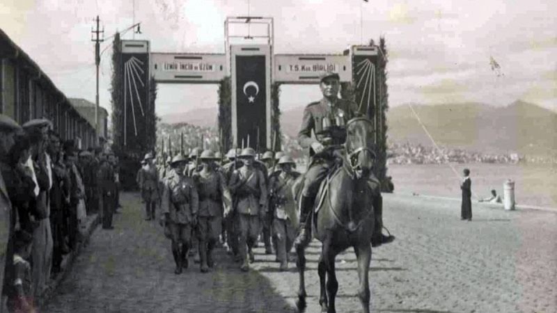 <p>İzmir’in kurtuluşu, sadece şehrin özgürlüğünü sağlamakla kalmadı; aynı zamanda Batı Anadolu’daki işgalin sona erdiğini simgeleyen önemli bir dönüm noktası oldu. Bu zafer, Milli Mücadele’nin zaferle sonuçlandığını ve Türkiye Cumhuriyeti’nin temellerinin atılmasına giden yolu açtı.</p>
<p>Her yıl 9 Eylül’de İzmir’de törenler düzenlenir, şehitler anılır ve halk bu tarihi günü büyük bir coşkuyla kutlar.</p>