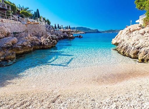 <p>Turizm sektörü temsilcileri, Kaş’ın Antalya’nın diğer popüler bölgeleri gibi kalabalıklaşmadan, doğal ve kültürel değerlerini koruyarak gelişmeye devam edeceğini belirtiyor. Yetkililer, ilçeye gelen ziyaretçi sayısının her yıl arttığını ve Kaş’ın önümüzdeki yıllarda Türkiye’nin önde gelen turizm merkezlerinden biri olacağını vurguladı.</p>