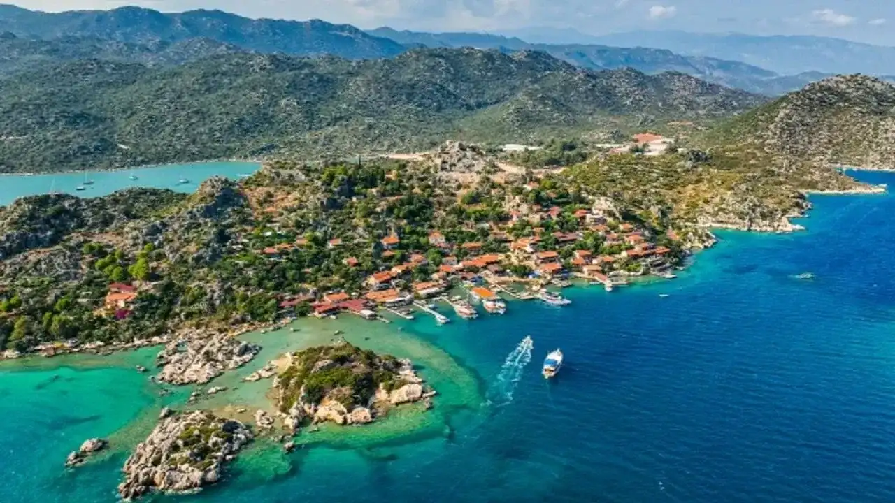 <p>Antalya'da turistlerin en sevdiği ilçeler şu şekilde yer aldı;</p>
<p>1. Alanya</p>
<p>2. Kemer</p>
<p>3. Belek</p>
<p>4. Side (Manavgat)</p>
<p>5. Kaş</p>
<p>6. Kalkan</p>
<p>7. Lara / Muratpaşa</p>