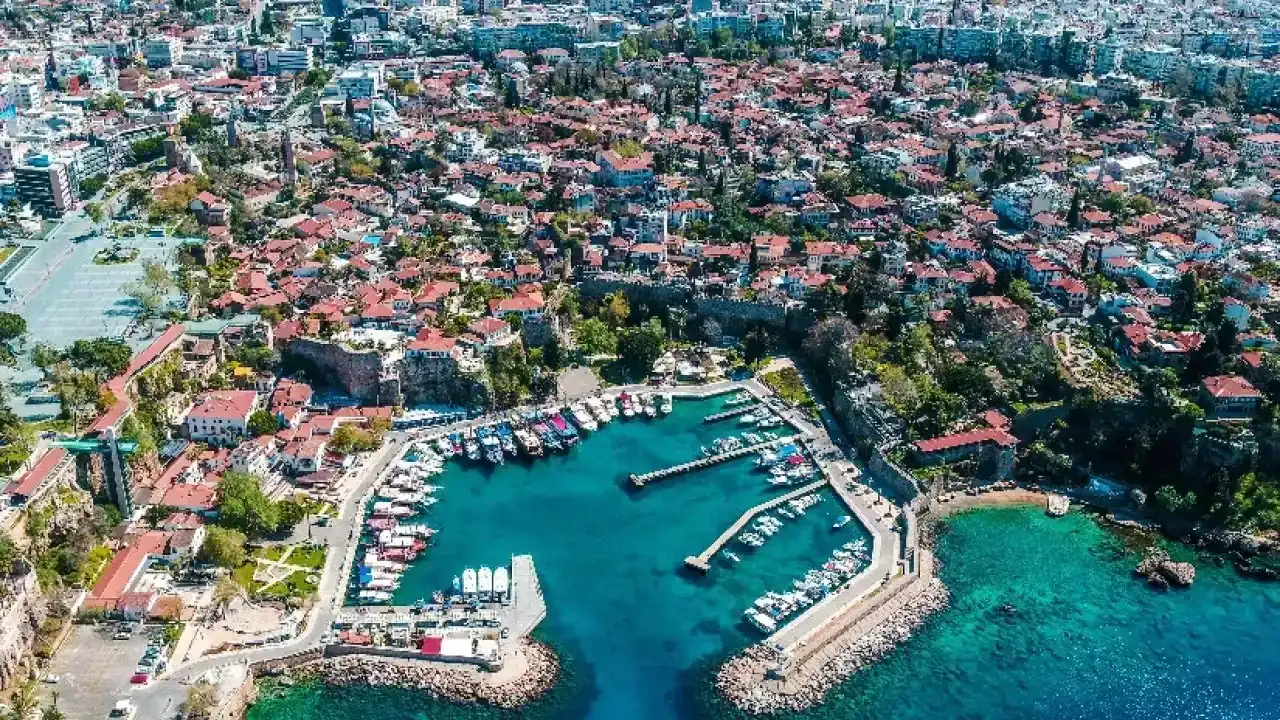 <p>Turistlerin en uğrak destinasyonlarından birisi de Antalya oluyor. Mavisi, yeşili kültürü ve tarihiyle turistlerin en gözde illerinden birisi olan Antalya'da turistlerin en sevdiği ilçeler merak edildi. </p>