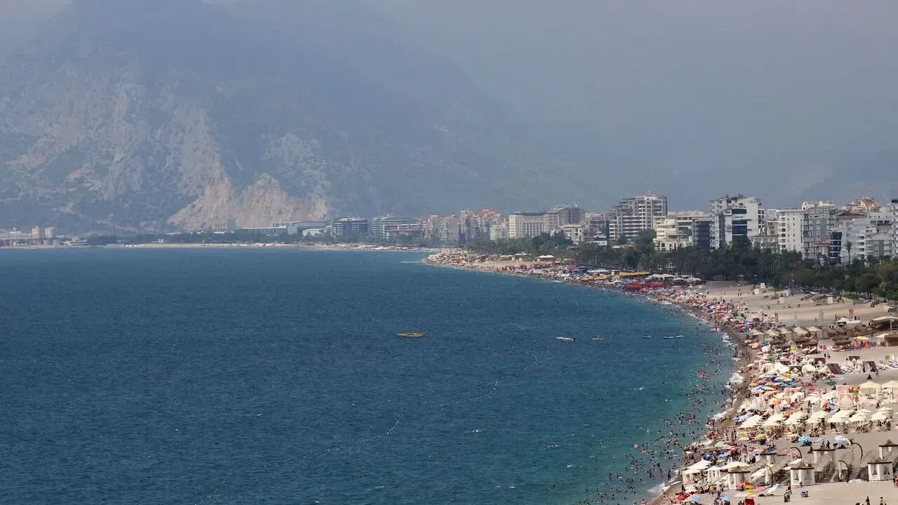 <p>Genel olarak bakıldığında denizlerin olduğu şehir ve bölgelerde yüksek rutubet yaşanırken Antalya, Adana, İzmir, Mersin nemin en yüksek olduğu illerden oldu. </p>