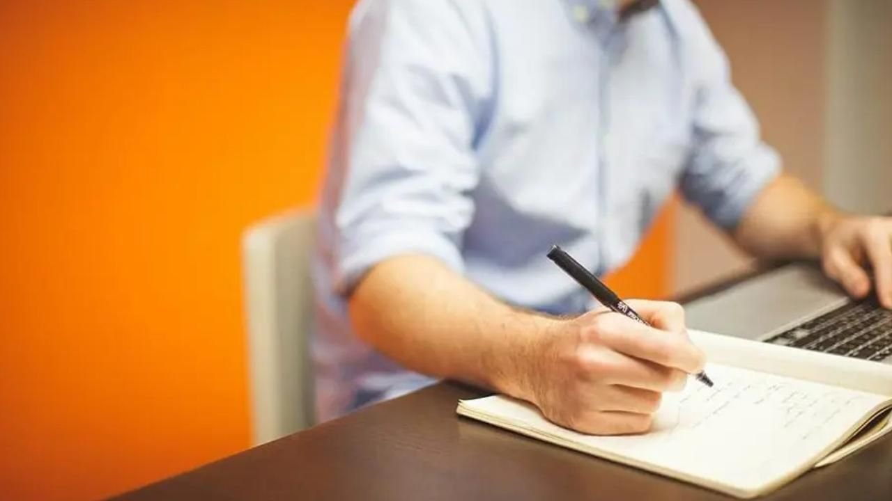 <p>Turizmin başkenti olarak bilinen Antalya her sene milyonlarca turistin en çok tercih ettiği destinasyonlardan birisi olurken Antalya'da en çok aranan meslekler vatandaşlar tarafından hızla araştırılmaya başlandı. Vatandaşlar Antalya'da en çok aranan meslekleri merak etti. </p>