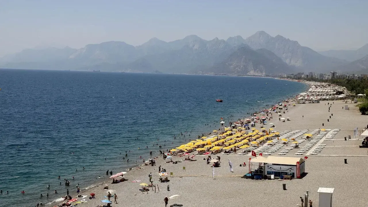 <p>Yağış Pazar Günü Başlıyor</p>
<p>Meteoroloji verilerine göre 4 Ocak Pazar günü Antalya’da en düşük sıcaklık 9 derece, en yüksek sıcaklık ise 15 derece olacak. Nem oranının yüzde 65 ile 86 arasında seyretmesi beklenirken, yağışla birlikte hissedilen serinlik artacak.</p>
<p>5 Ocak Pazartesi ve 6 Ocak Salı günlerinde de yağışlı havanın devam etmesi bekleniyor. Pazartesi günü sıcaklık 10-16 derece aralığında seyrederken, Salı günü en yüksek sıcaklığın 18 dereceye kadar çıkacağı tahmin ediliyor.</p>
<p>Rüzgâr Zaman Zaman Etkili Olacak</p>
<p>Antalya genelinde rüzgârın güney ve güneydoğu yönlerinden esmesi bekleniyor. Cuma günü rüzgâr hızının saatte 27 kilometreye kadar çıkabileceği tahmin edilirken, hafta sonu ve yeni haftada rüzgâr hızının 10-11 km/sa seviyelerinde seyredeceği bildirildi.</p>
<p>Yetkililer, özellikle yağışlı günlerde sürücülerin dikkatli olması, ani sağanaklara karşı tedbir alınması gerektiği konusunda uyarılarda bulundu.</p>
<p>Sıcaklıklar Mevsim Normallerinin Üzerinde</p>
<p>Geçmiş yılların verileriyle karşılaştırıldığında Antalya’da beklenen sıcaklıkların mevsim normallerinin üzerinde seyretmesi dikkat çekiyor. Ocak ayı ortalamalarına göre en düşük sıcaklıkların 6-7 derece, en yüksek sıcaklıkların ise 15 derece civarında olduğu kentte, önümüzdeki günlerde daha ılıman bir hava bekleniyor.</p>
<p>Meteoroloji, vatandaşların güncel hava durumu tahminlerini takip etmeleri gerektiğini hatırlatarak, özellikle hafta sonu planları için yağış uyarısını yineledi.</p>