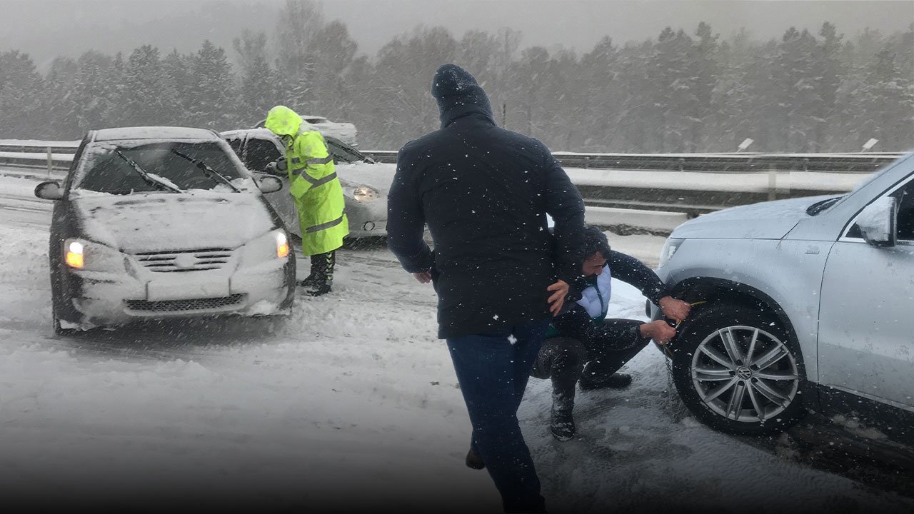 Antalya yolunda kar mesaisi: Kar kalınlığı 15 santimetreye ulaştı